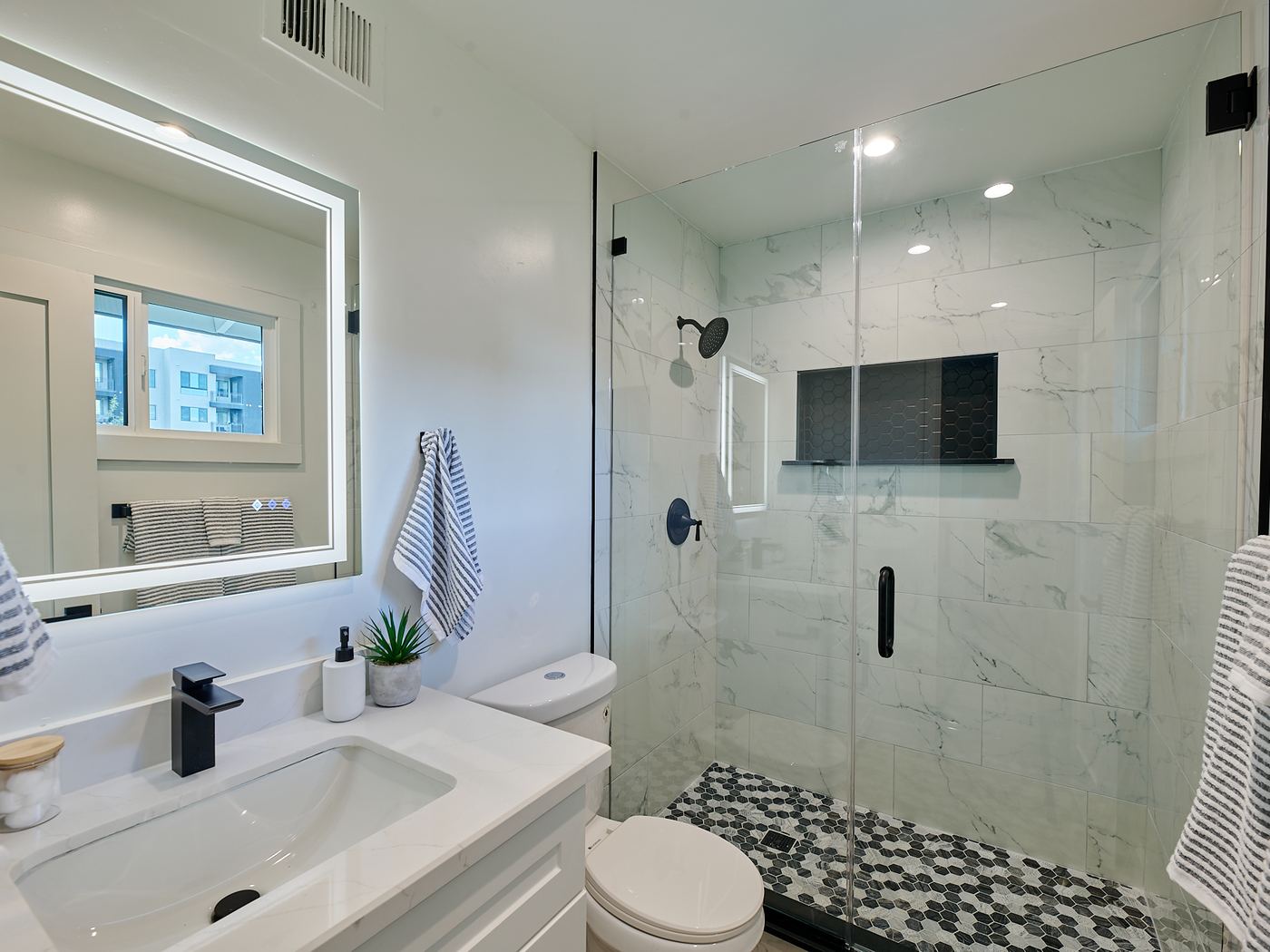 Walk-in shower in marble-look tile